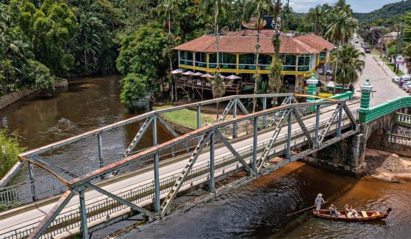 Ponte Velha, patrimônio histórico tombado, utilizado em jantar privado autorizado pelo prefeito de Morretes