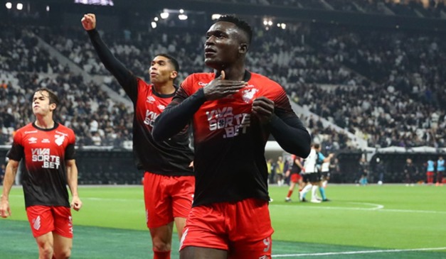 Viveros comemora o seu gol no primeiro tempo de Athletico x Corinthians antes dele ser anulado após análise do VAR.