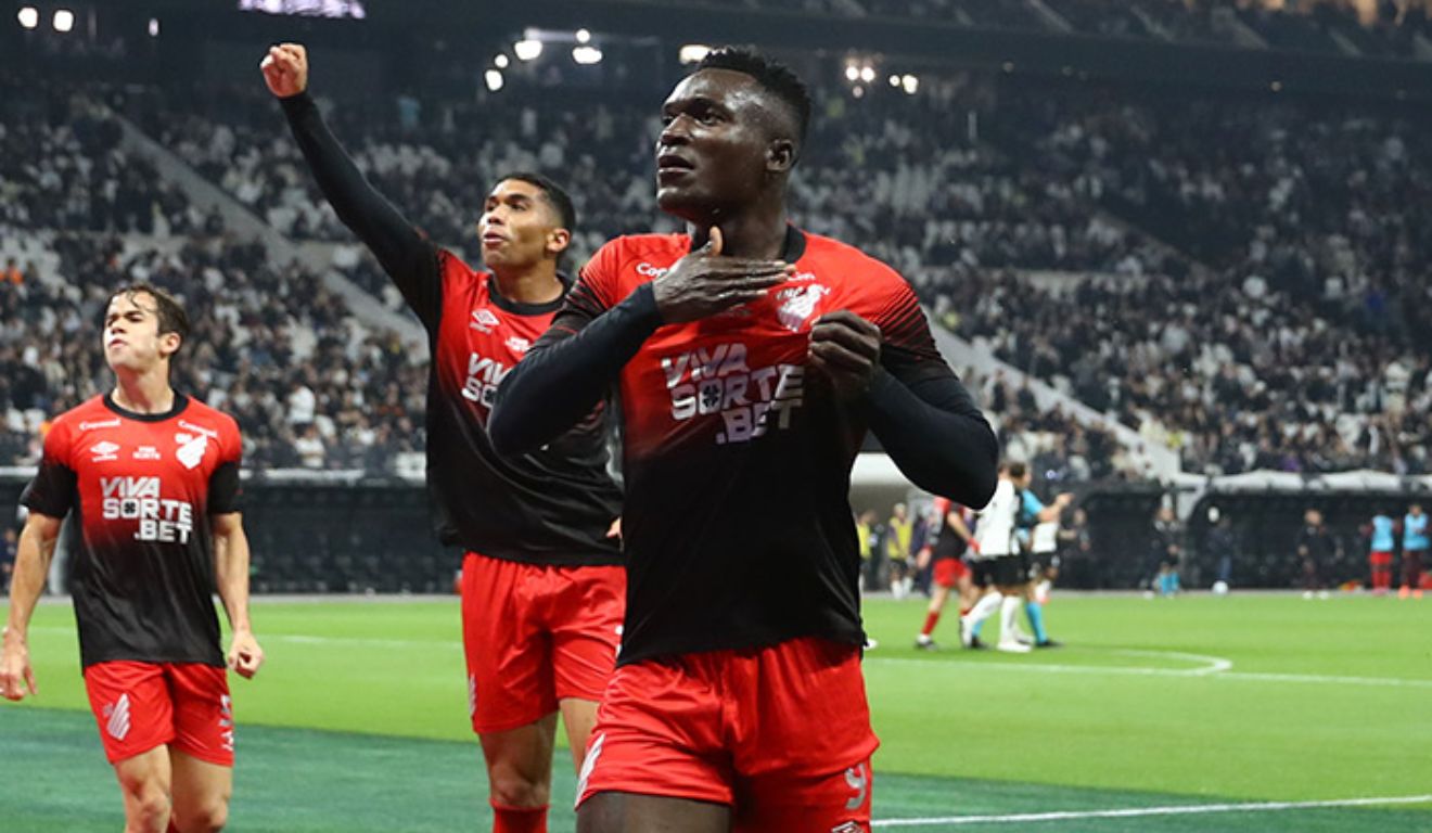 Viveros comemora o seu gol no primeiro tempo de Athletico x Corinthians antes dele ser anulado após análise do VAR.