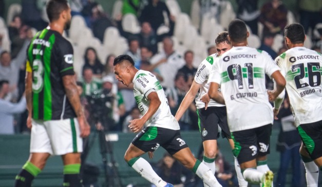 Sebastian Gómez comemora gol do Coritiba contra o Améirca-MG