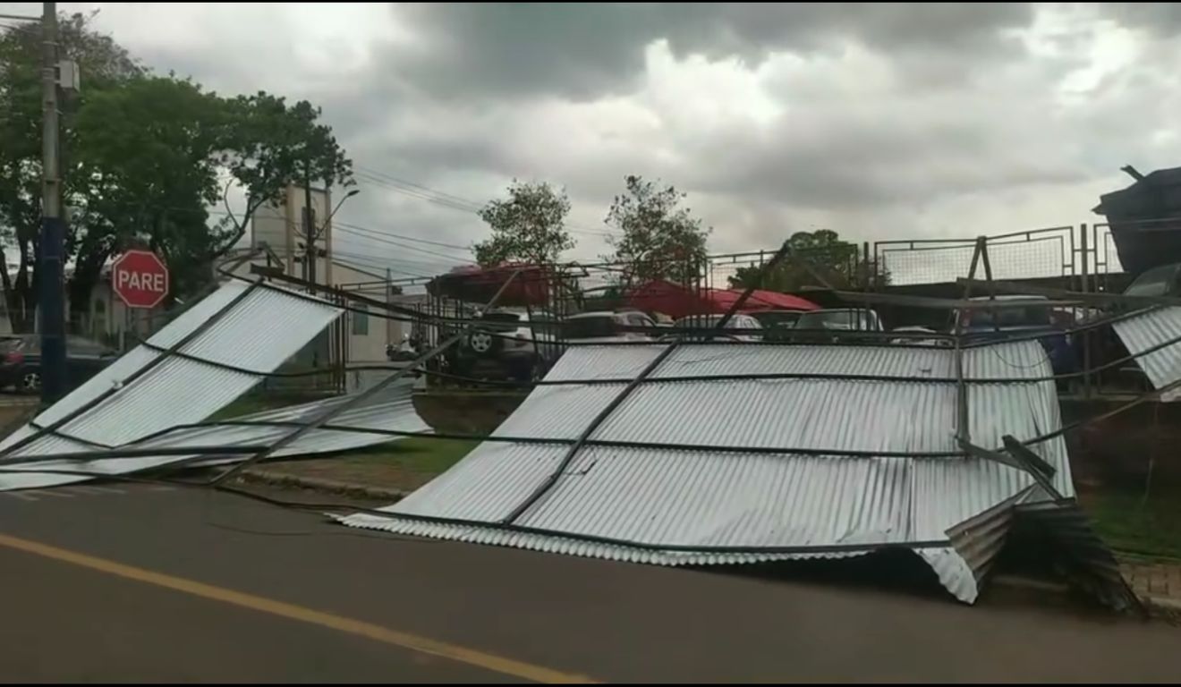 Temporal no Oeste do Paraná provocou destelhamentos em cidades como Foz do Iguaçu