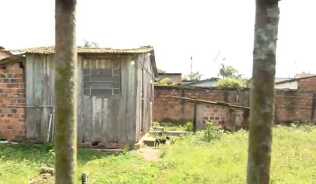 Casa em que vendedor de picolé manteve esposa em cárcere privado em Paranaguá, no Litoral do Paraná