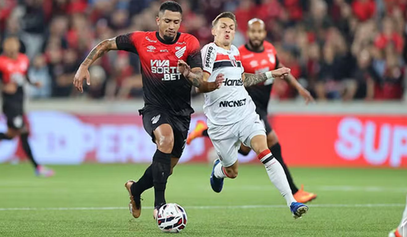 No confronto do primeiro turno o Botafogo-SP surpreendeu o Athletico vencendo por 4x1 (Foto: José Tramontin/Athletico)