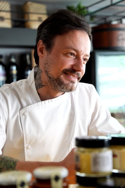 Desossa de atum ao vivo e menu degustação marcam jantar exclusivo no Saza Cozinha