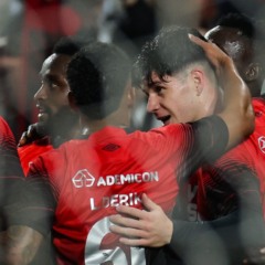 Zapelli comemora com companheiros gol do Athletico contra o Novorizontino