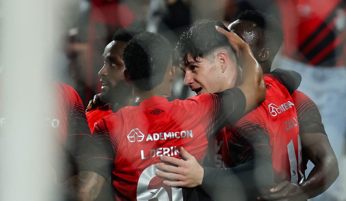 Zapelli comemora com companheiros gol do Athletico contra o Novorizontino