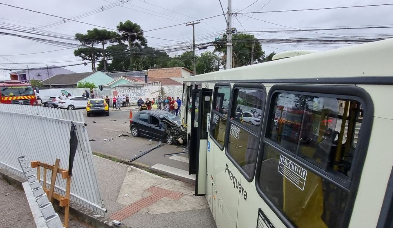 acidente entre carro e ônibus em pinhais 