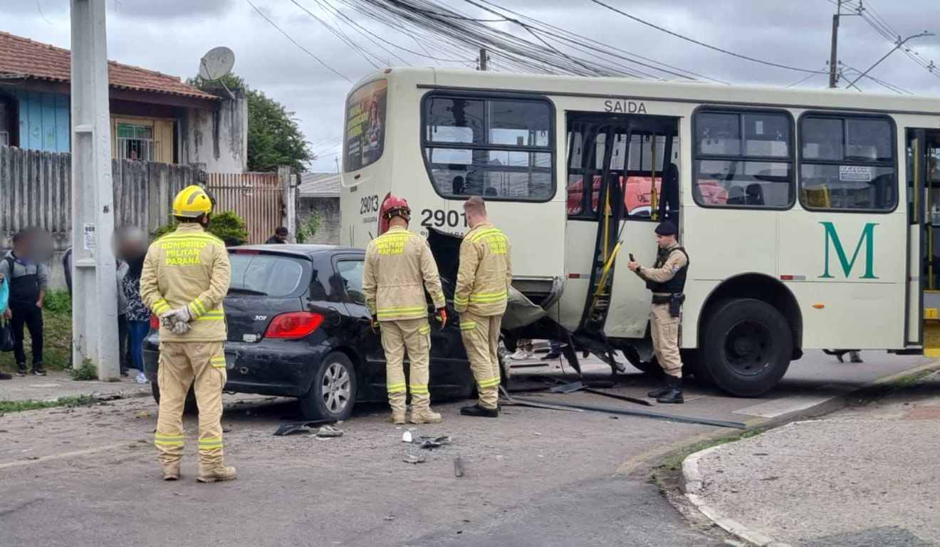 Acidente entre carro e ônibus em Pinhais