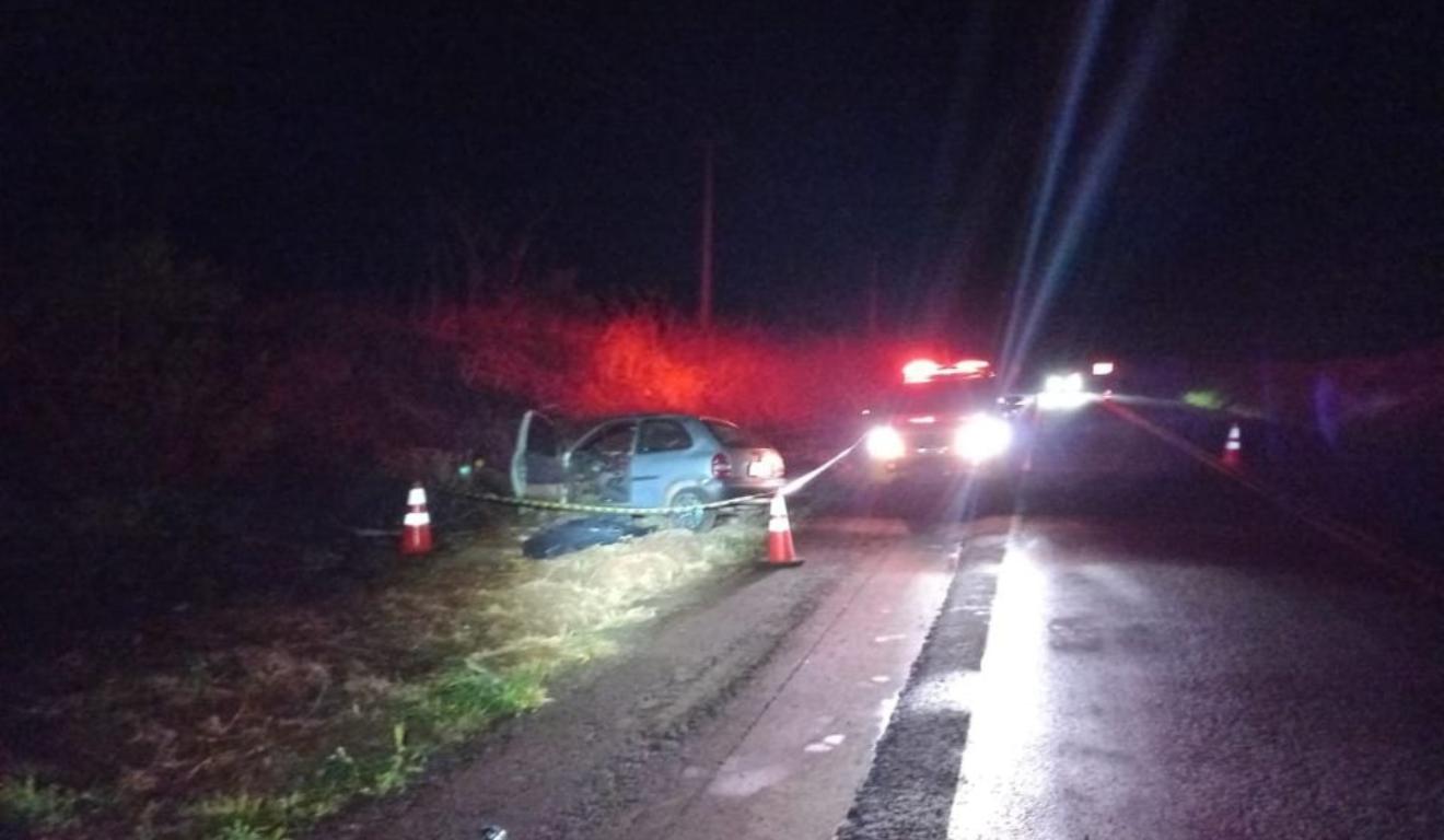 Carro capotado em acidente que deixou motorista morto