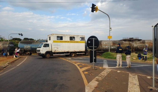 Local do acidente entre trem e caminhão com trabalhadores