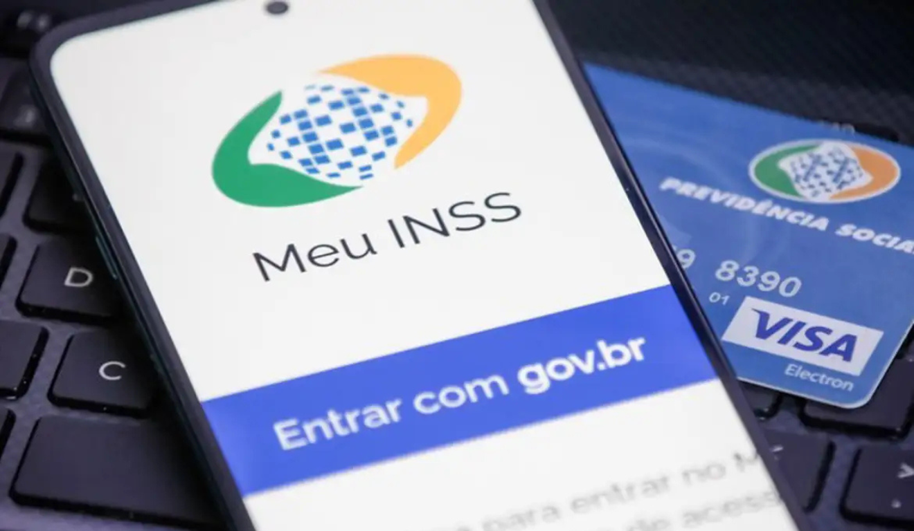 Saiba como receber a devolução dos descontos indevidos do INSS. Na imagem, vemos um celular com o aplicativo Meu INSS.