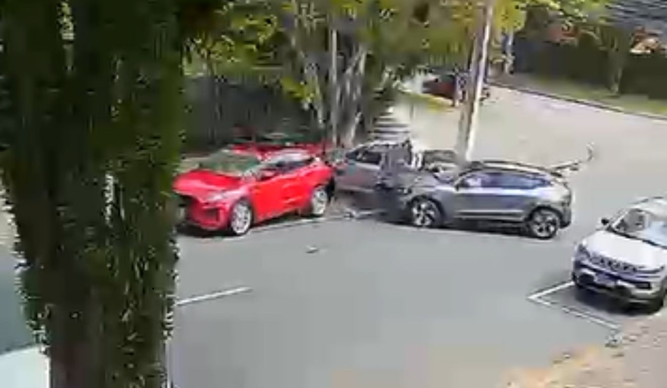 momento em que adolescente bate o carro importado