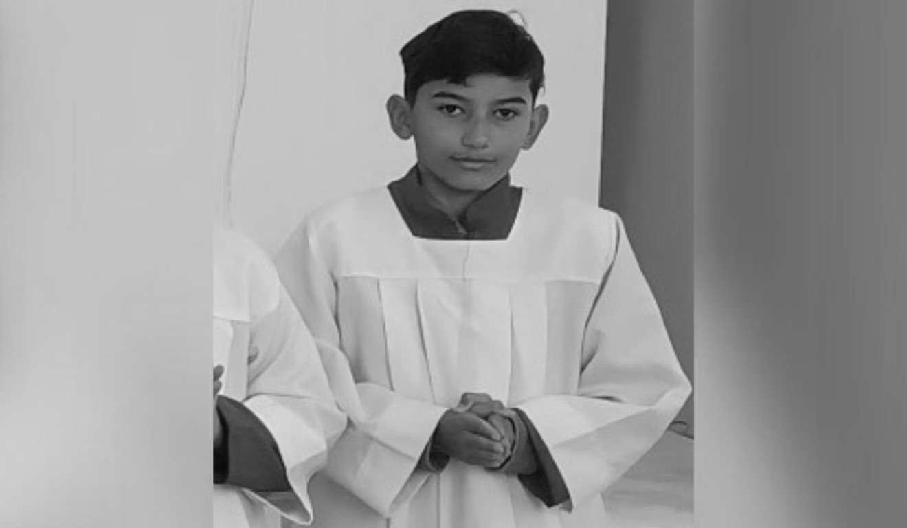 Adolescente encontrado morto afogado com roupa de coroinha