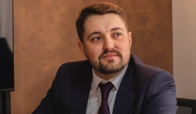 Advogado Carlison Jansen em foto de terno. Ele morreu baleado em casa