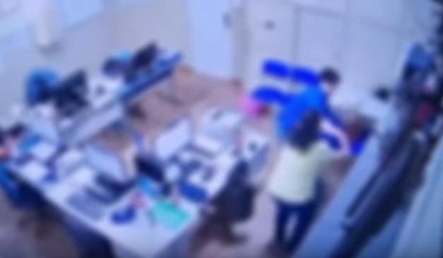 Momento em que aluna agride diretora