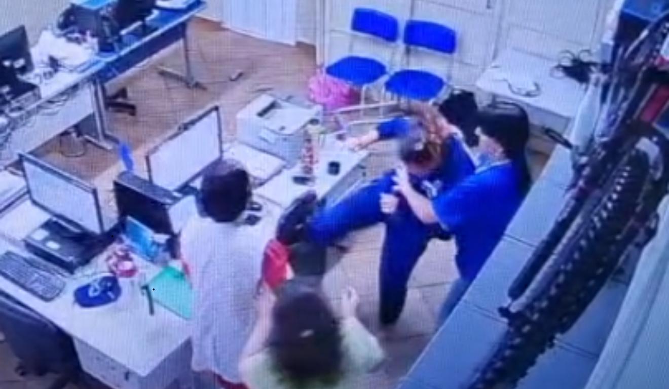 aluna ataca diretora com tesoura