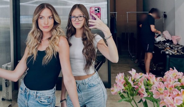 anne marie ao lado da mãe, schynaider