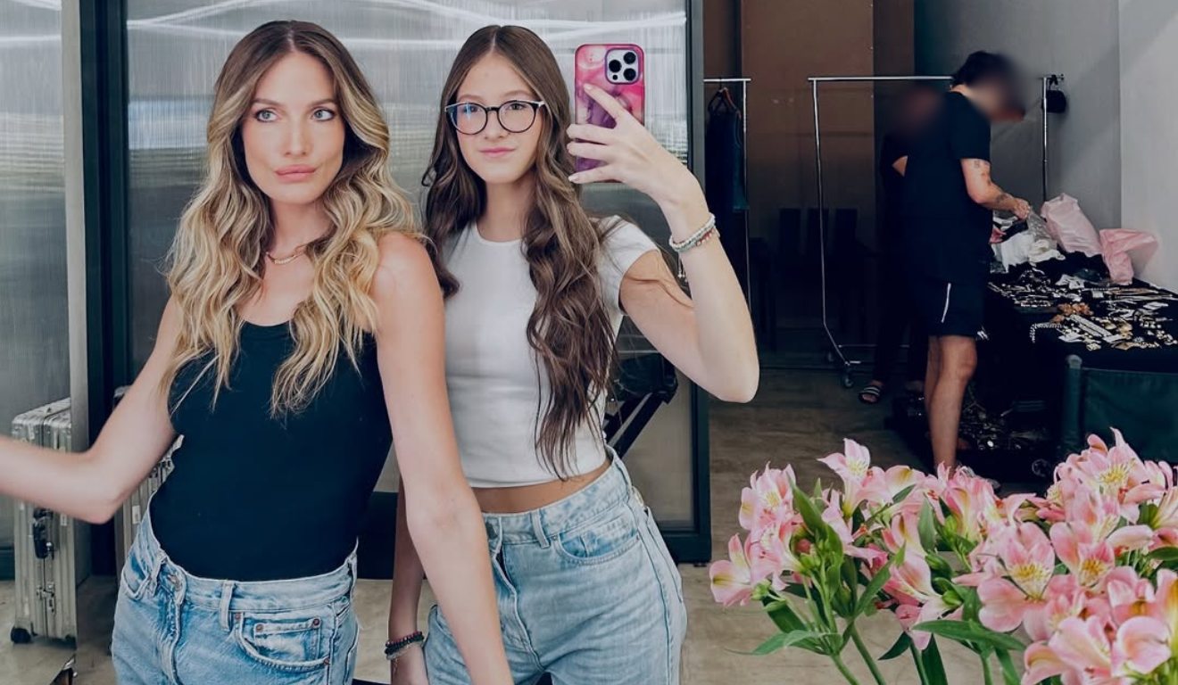 anne marie ao lado da mãe, schynaider