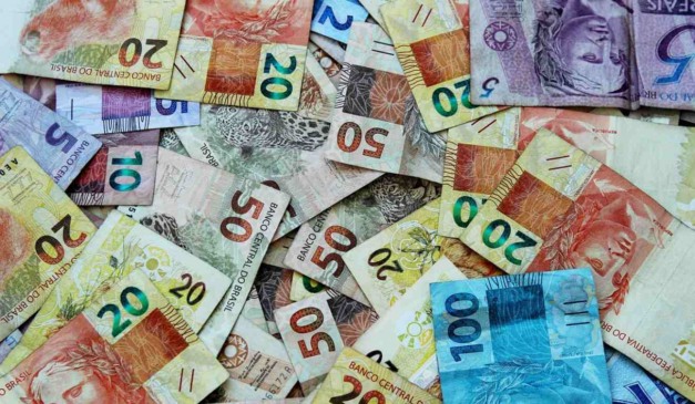 Dinheiro em quantidade para representar prêmio da Lotofácil da Independência