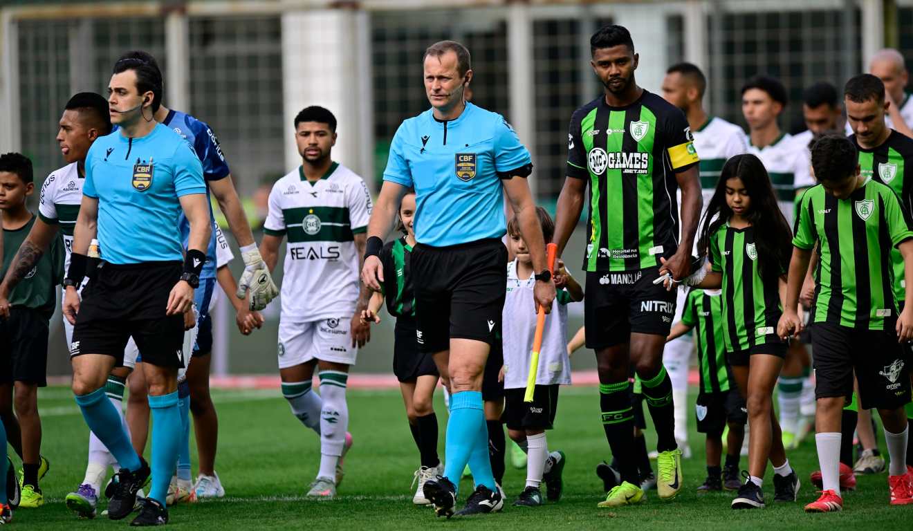 Equipe de arbitragem entrando em campo junto com os times de Coritiba e América-MG.