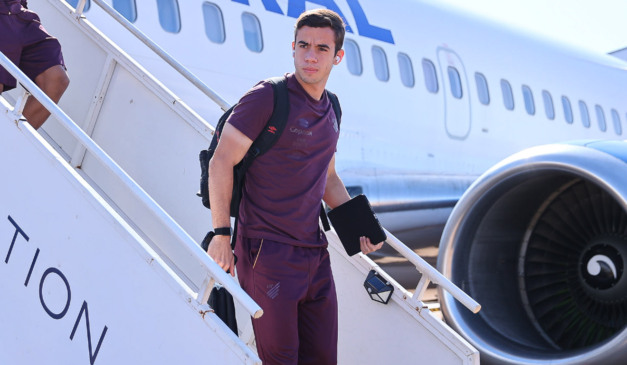 Dudu deixando o avião. (Foto: José Tramontin/athletico.com.br)