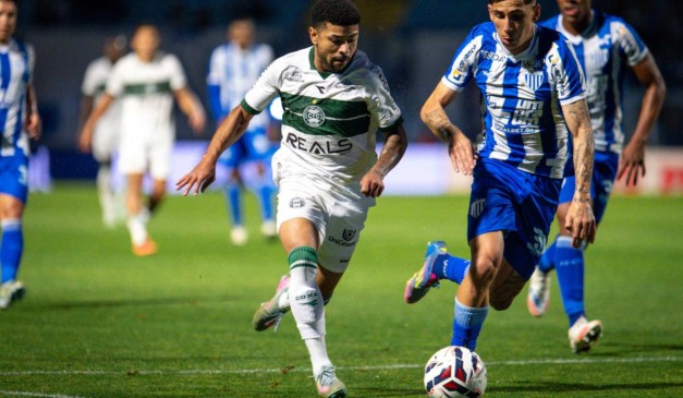 Lucas Ronier abriu o placar para o Coritiba contra o Avaí.