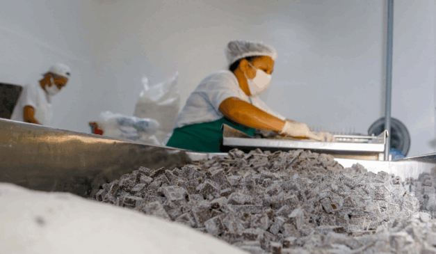 Imagem de uma trabalhadora da fábrica Bala de Banana Antonina.