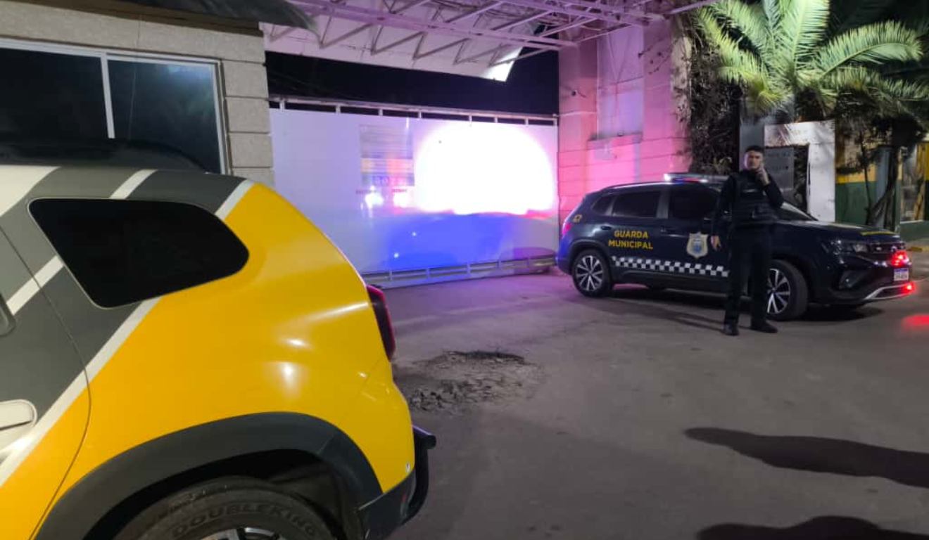 Viatura da PMPR em frente a um condomínio em São José dos Pinhais