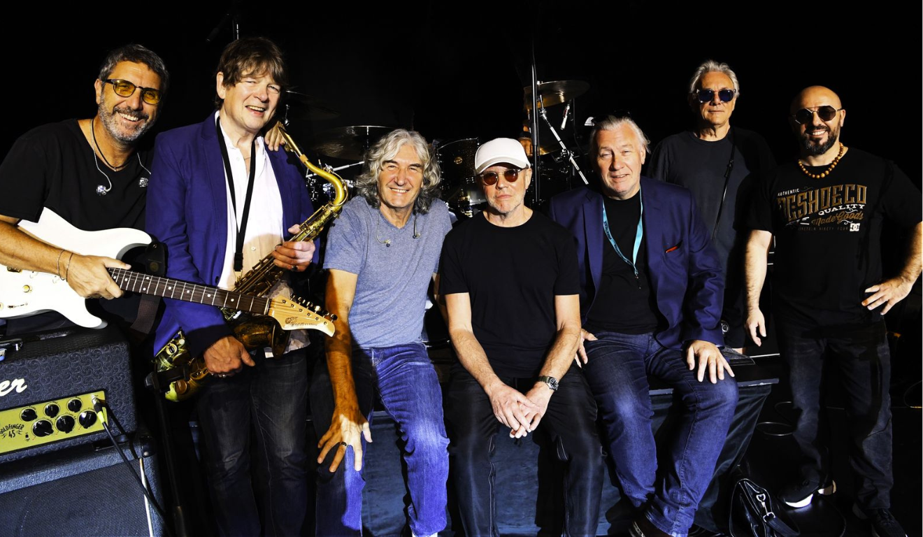 A banda Dire Straits Legacy estará em Ponta Grossa pela primeira vez. Na imagem, vemos uma foto posada dos músicos.