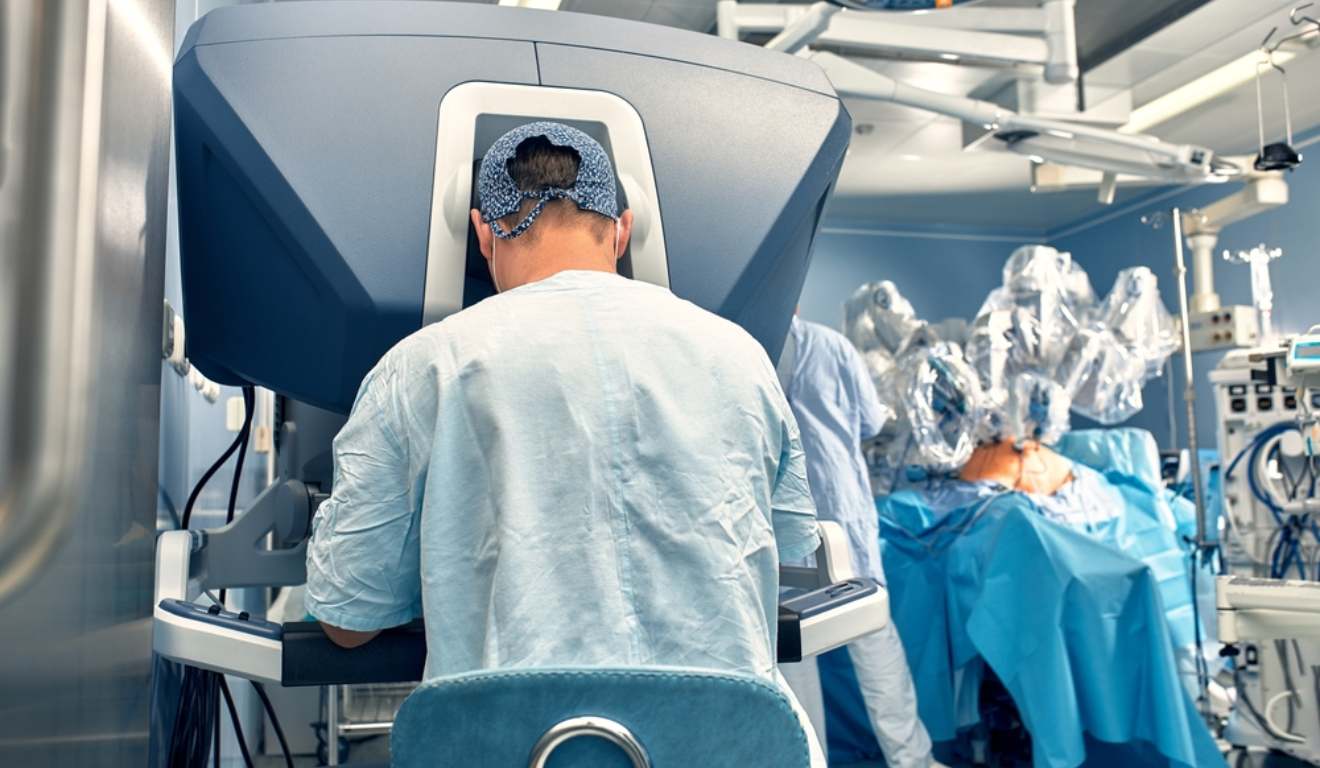 Cirurgia bariátrica cocorrendo em paciente com médico e enfermeiros em sala