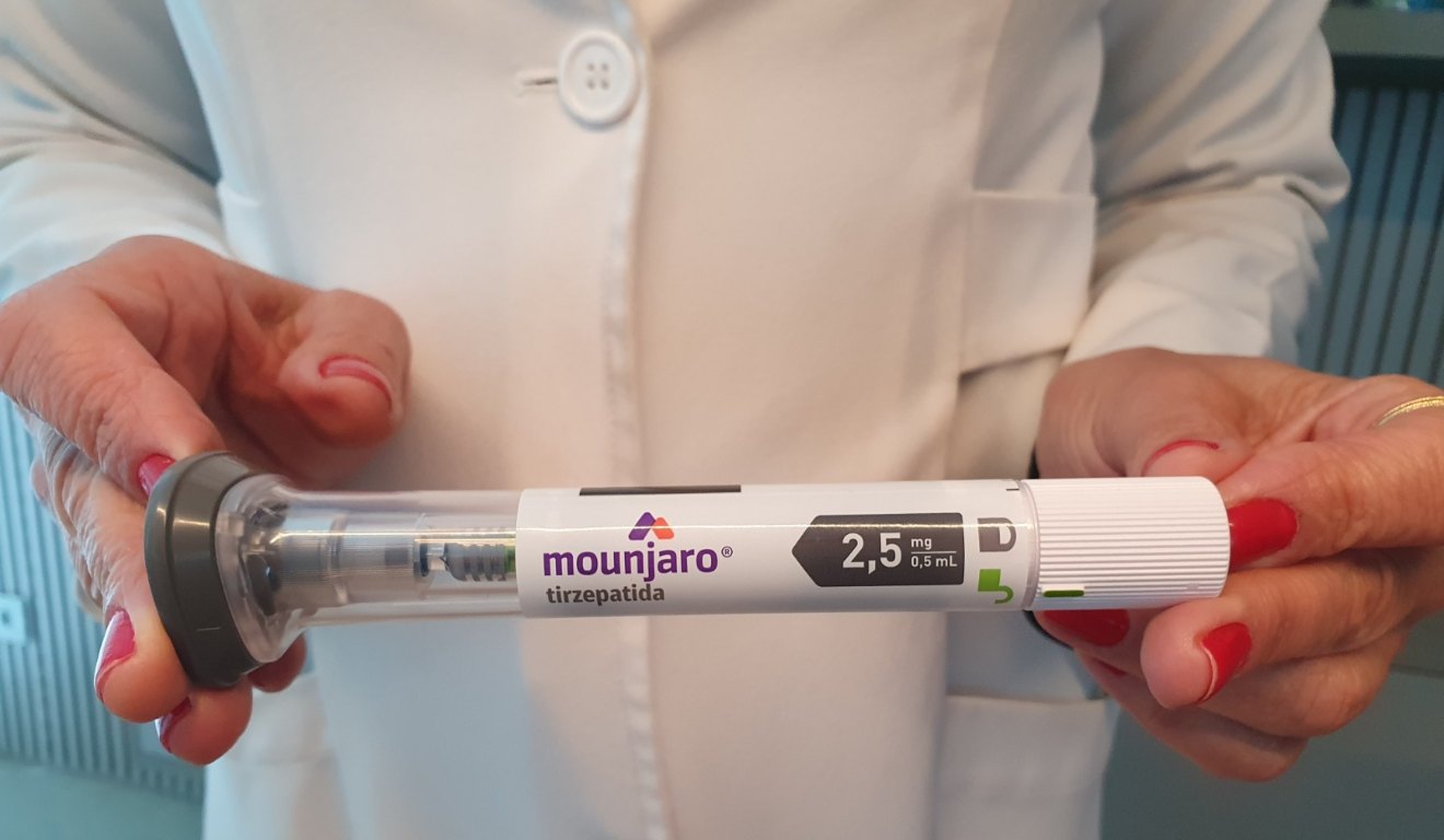 Médica segurando uma caneta emagrecedora Monjauro