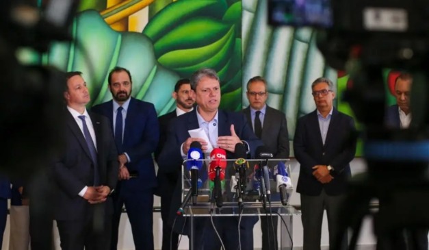 Tarcísio Freitas fala sobre bebidas com metanol adulterado