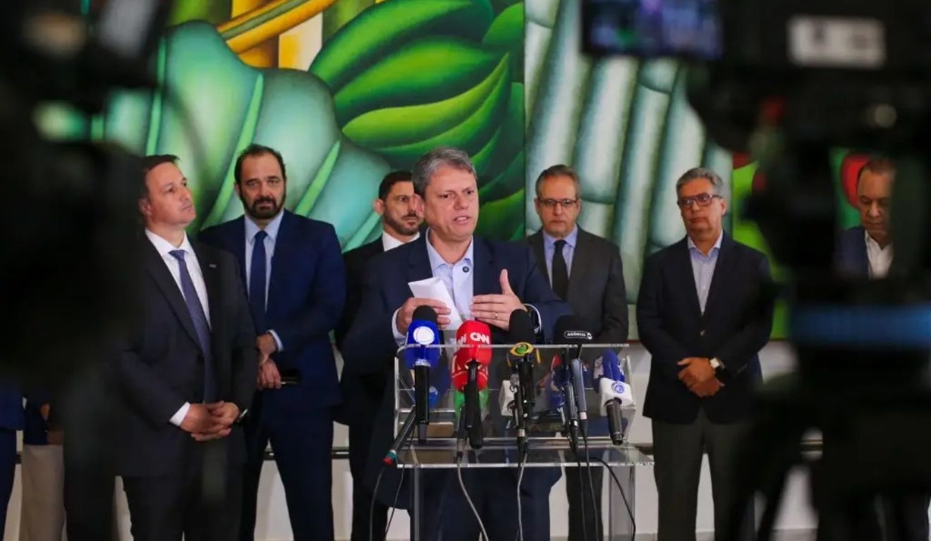 Tarcísio Freitas fala sobre bebidas com metanol adulterado