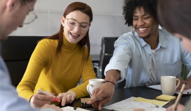 grupo de pessoas sorrindo e trabalhando