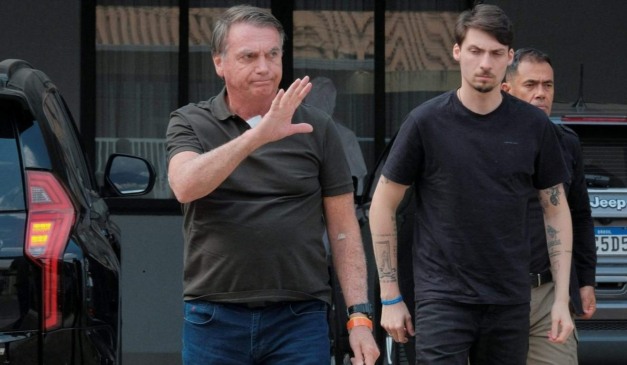 bolsonaro saindo do hospital com jair renan
