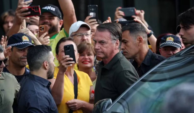 Bolsonaro na chegada ao hospital na manhã deste domingo