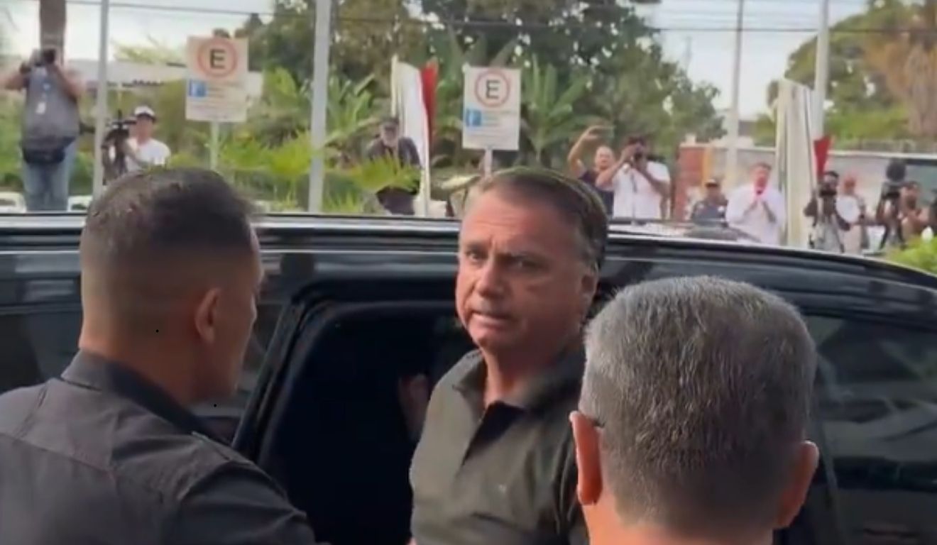 bolsonaro saindo do hospital