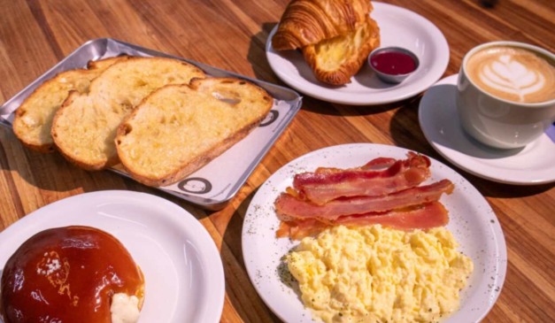 Café da manhã servido por estabelecimento participante do breakfast weeked