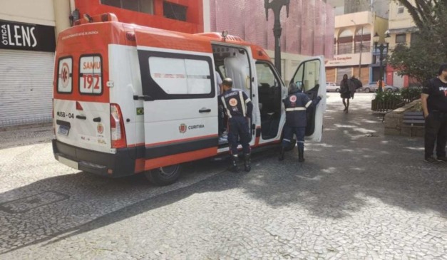 Centro de Curitiba, local onde o homem foi resgatado após cair de um prédio