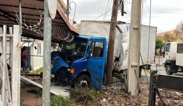 foto do caminhão que invadiu a casa