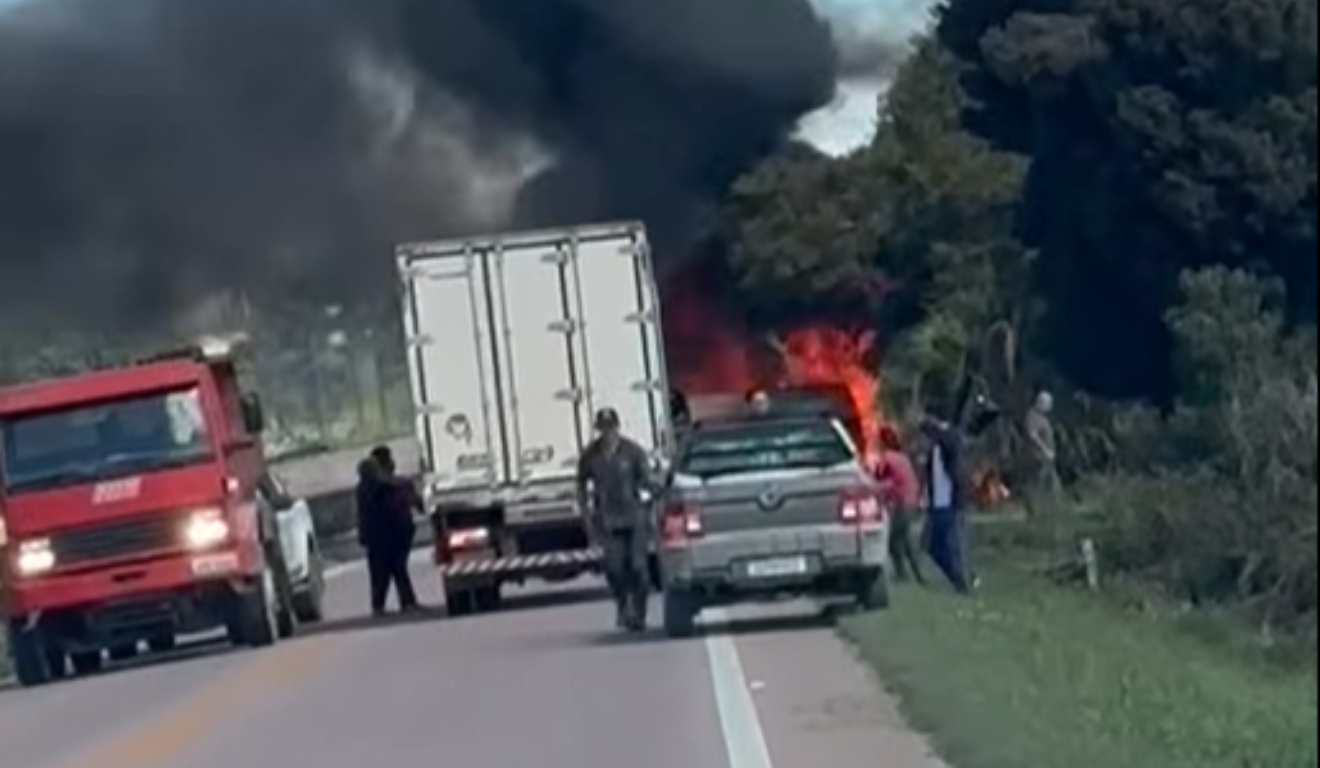 Caminhão pegou fogo e interditou rodovia na Grande Curitiba 