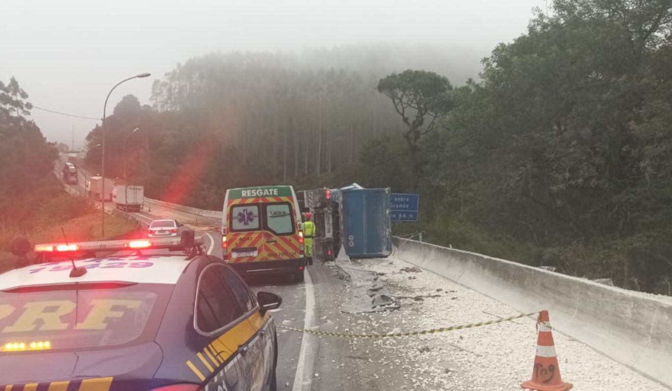 local onde o caminhão tombou na BR-116