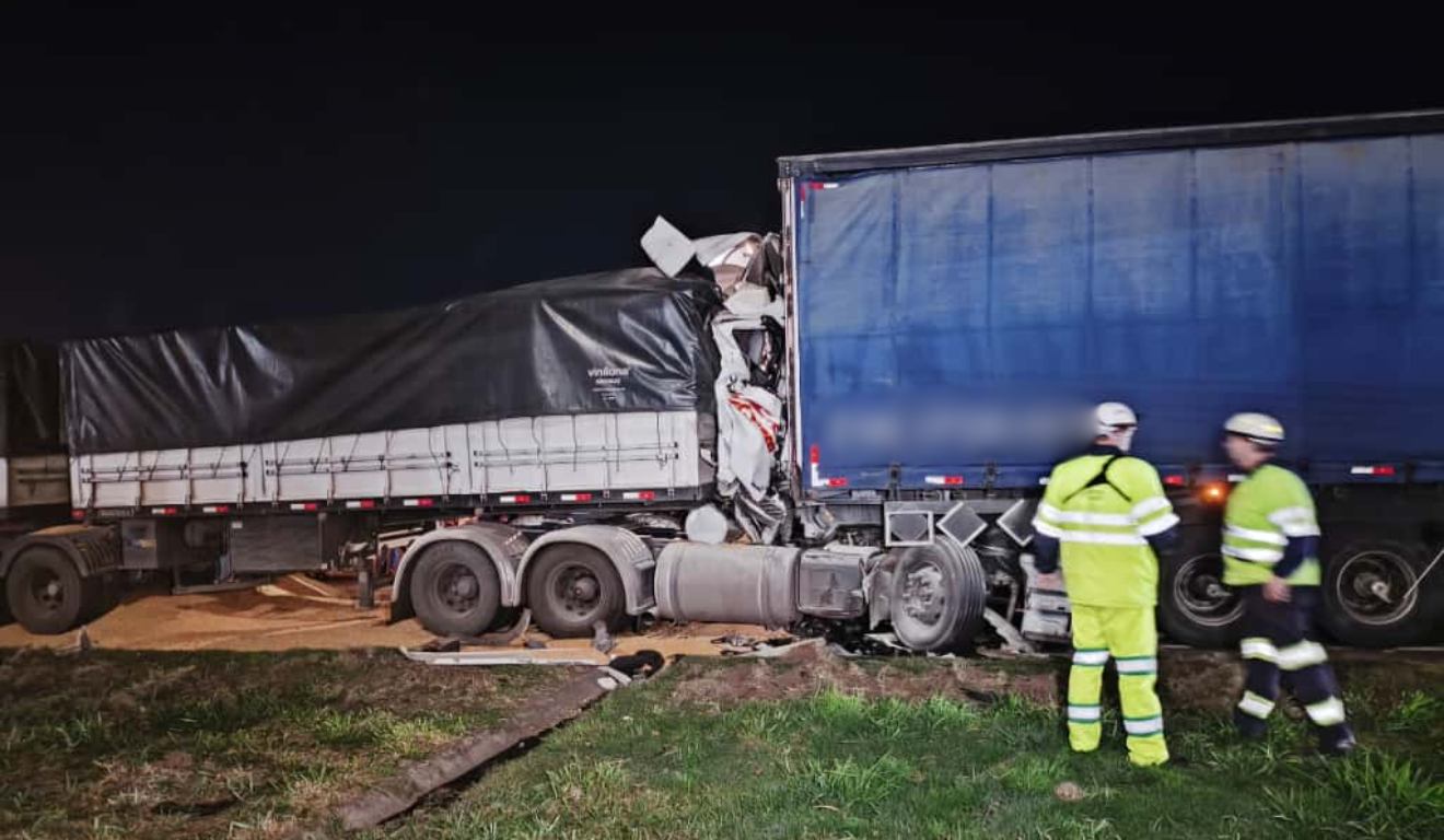 Cena de acidente onde caminhoneiro morreu