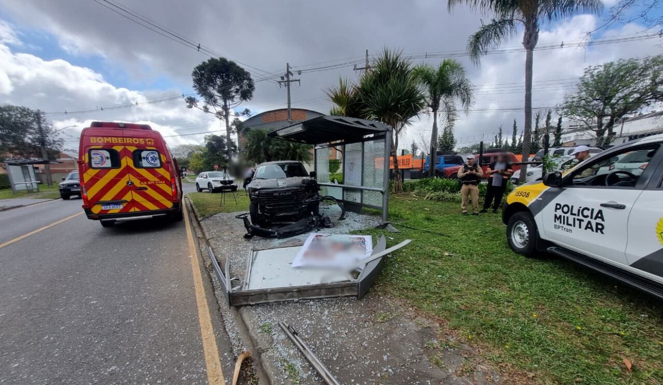 local onde a caminhonete invadiu a contramão e bateu no carro da família