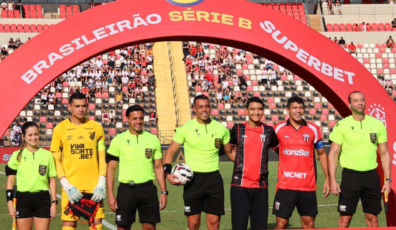 Os capitães de Athletico e Botafogo-SP posaram com Pedro Severino antes do jogo.