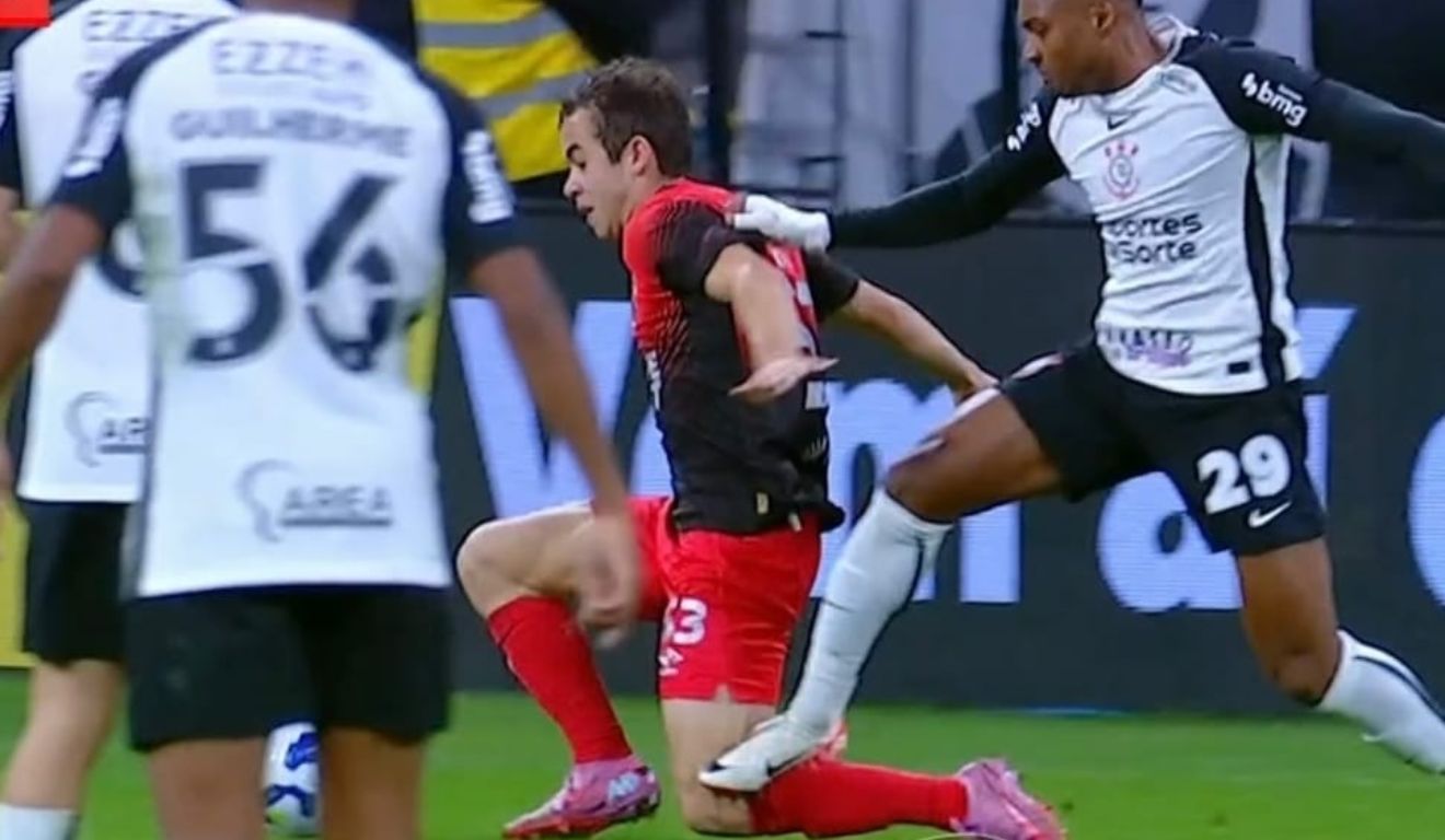 A não expulsão de Vitinho, do Corinthians, após o pisão em Dudu foi reclamada pelo Athletico.