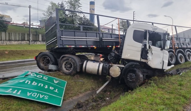 local onde a carreta derrapou na BR-116 em Curitiba