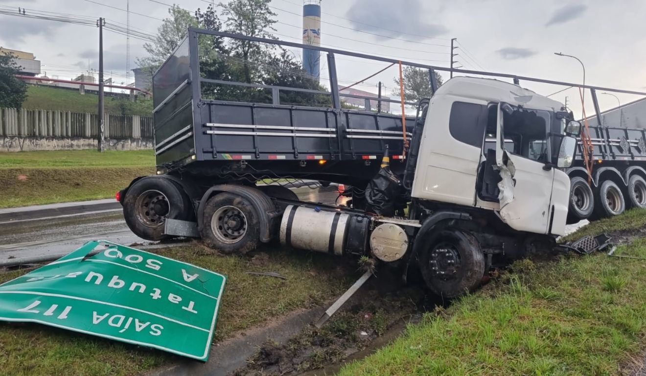 local onde a carreta derrapou na BR-116 em Curitiba