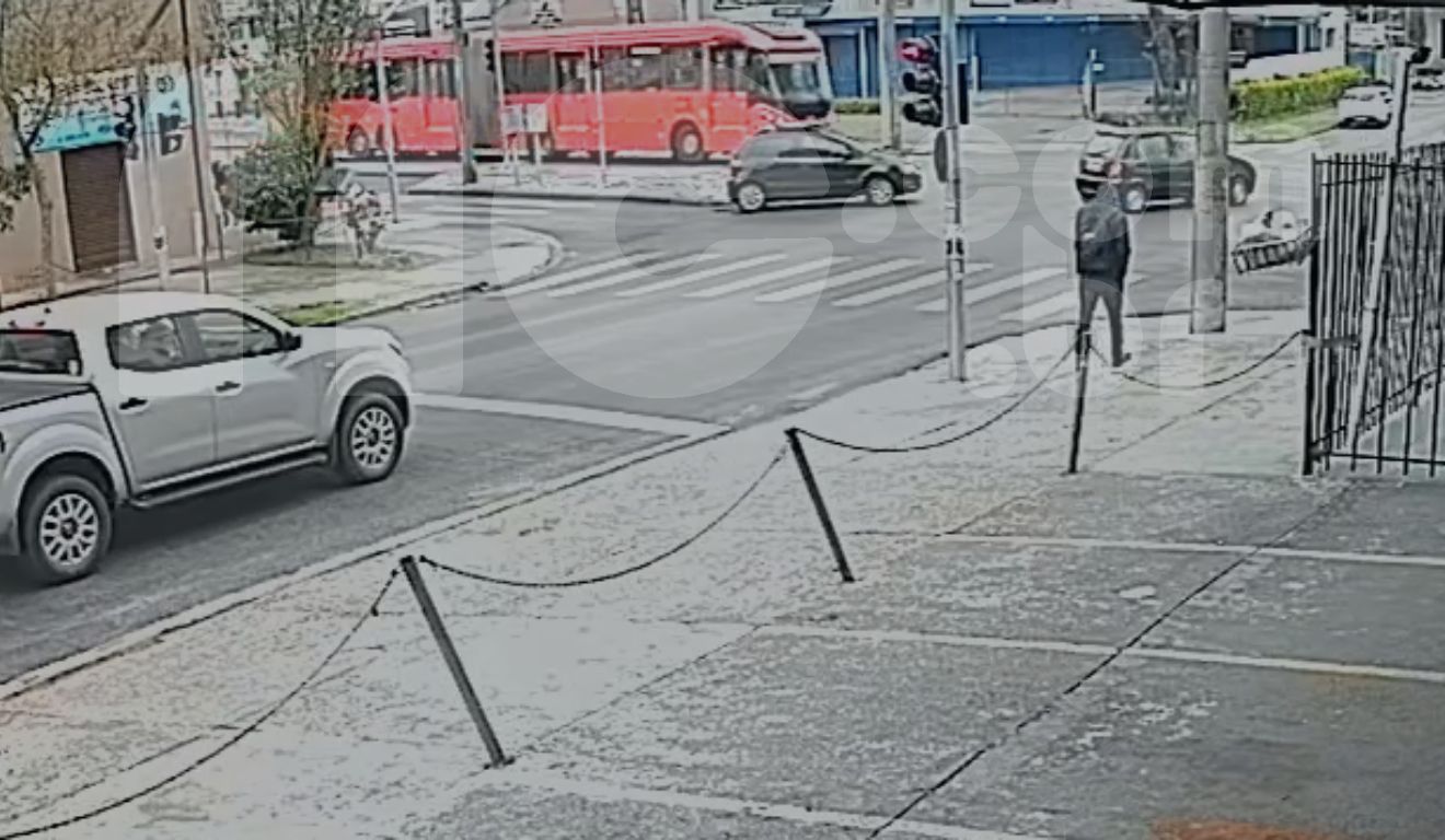 momento em que o carro é atingido por biarticulado