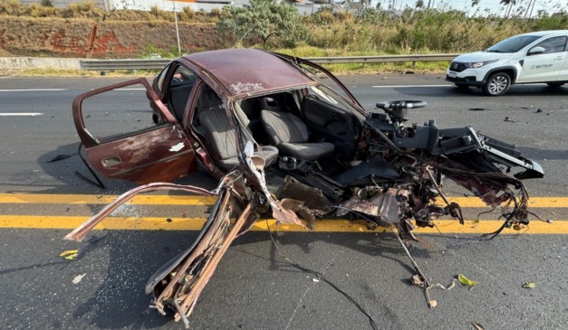 Acidente na PR-444 deixa carro destruído